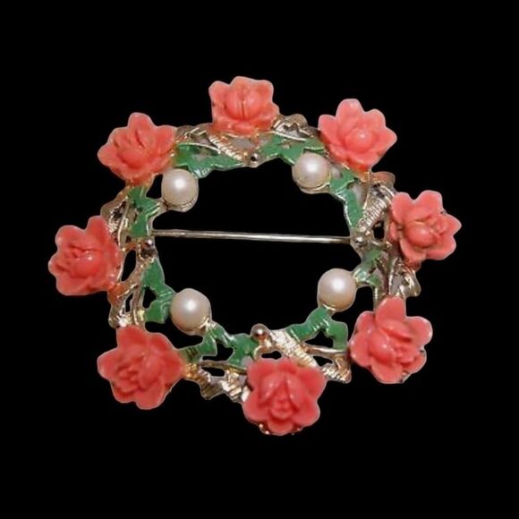 Vintage 950's Lucite Roses w/Faux Pearl‎ & Enamel Leaves Pin/Brooch! - Picture 1 of 7
